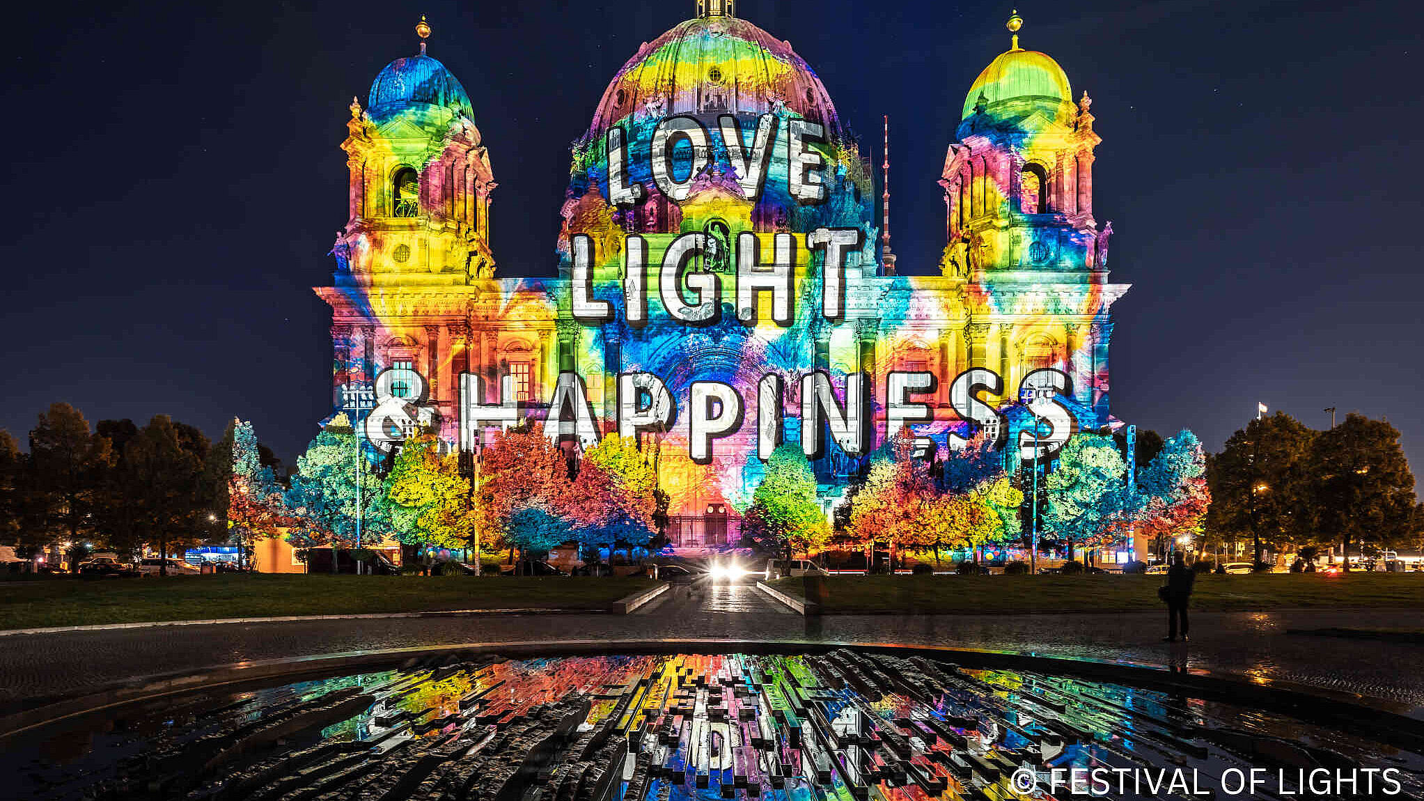 Lichter auf den Berliner Dom projiziert.