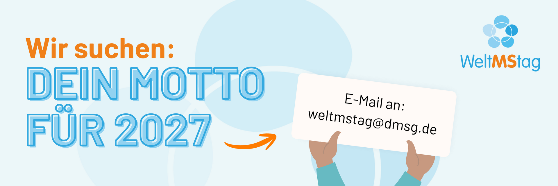 Motto Welt-MS-Tag 2027 Hände halten ein Schild mit einer E-Mail-Adresse in die Höhe. Daneben die Überschrift: "Welt-MS-Tag: Dein Motto für 2027".