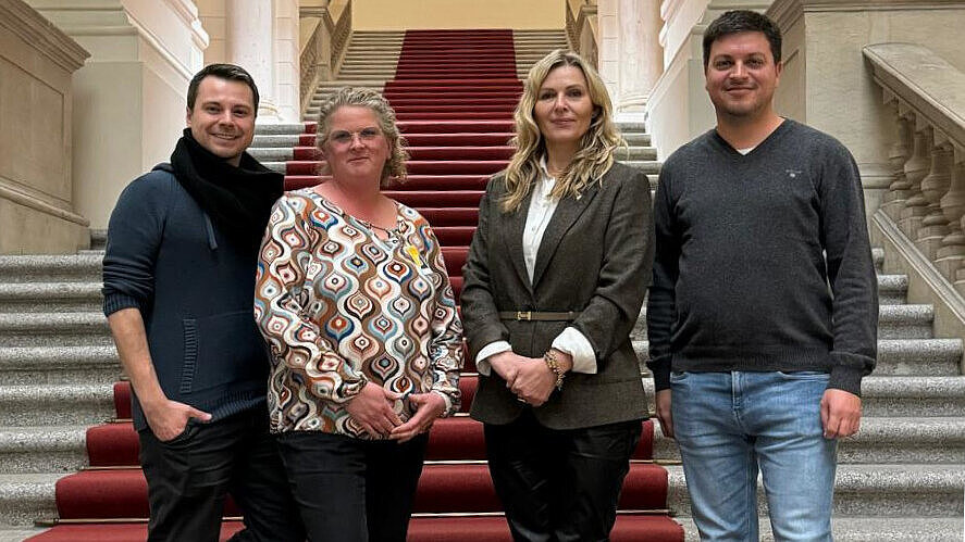 Vier Menschen auf einer Treppe.